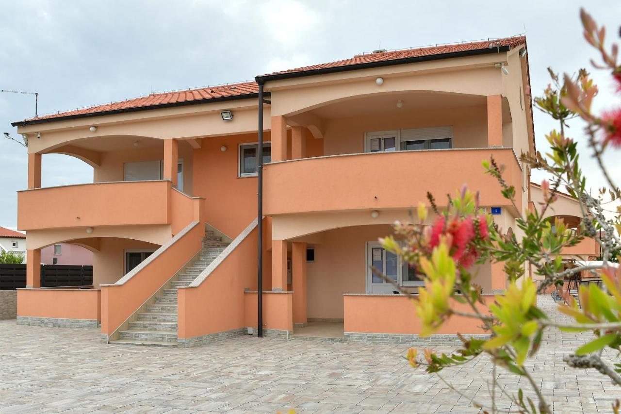 Apartments Villa Lucky Vir Exterior foto