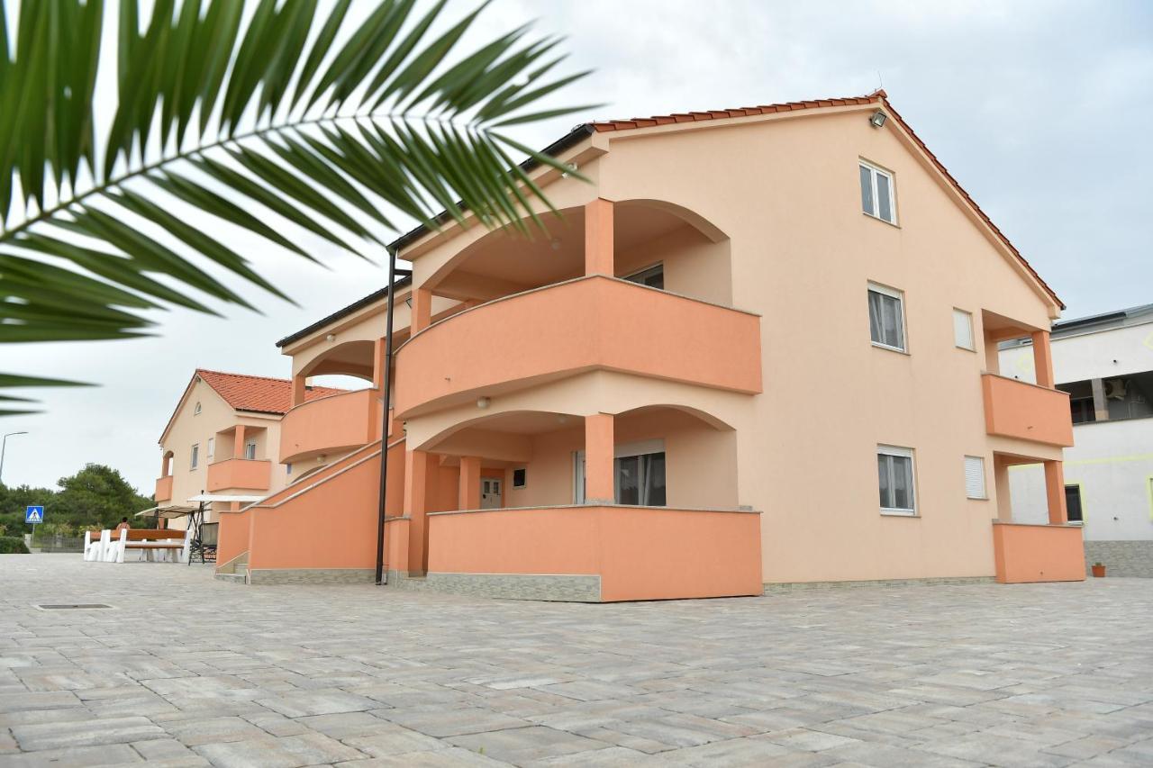 Apartments Villa Lucky Vir Exterior foto