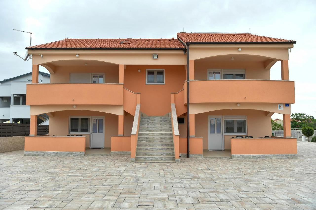 Apartments Villa Lucky Vir Exterior foto