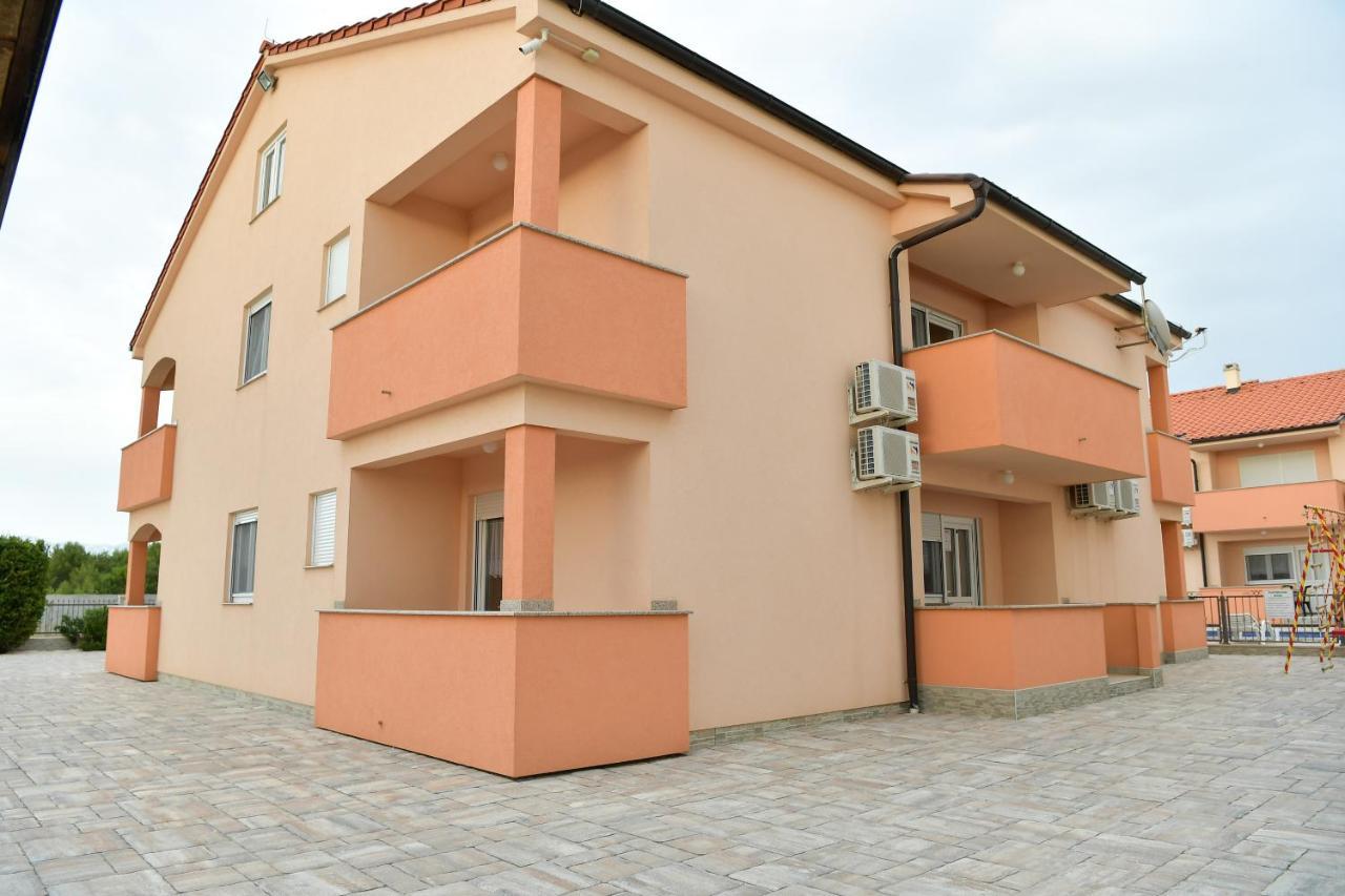 Apartments Villa Lucky Vir Exterior foto